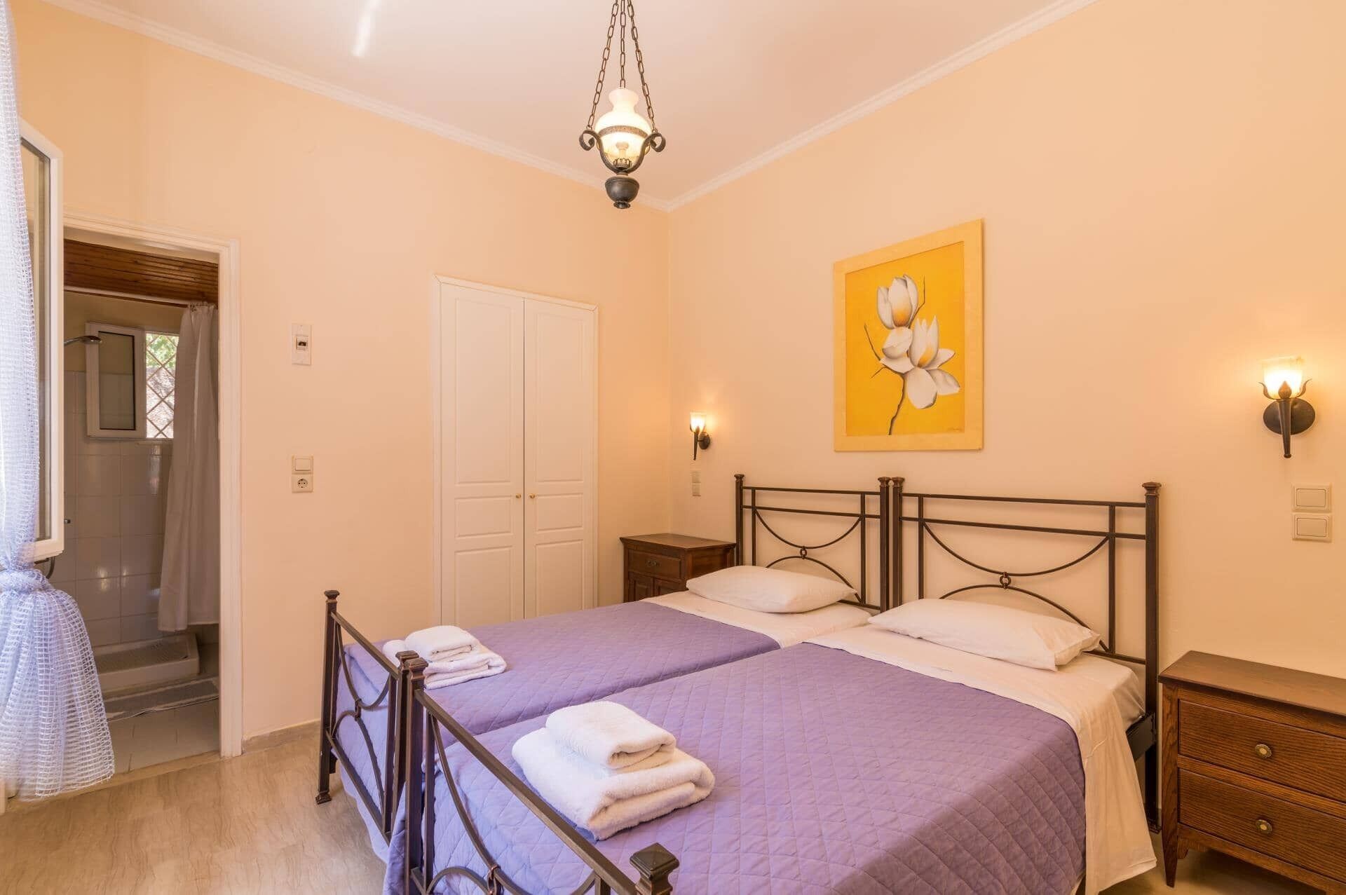 Un dormitorio con dos camas, ducha y un cuadro en la pared.