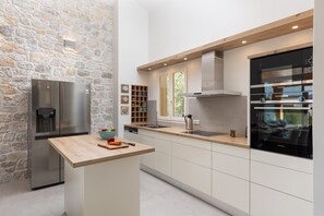 Mikrowelle, Geschirrspüler, Wasserkocher mit Kaffee-/Teezubehör