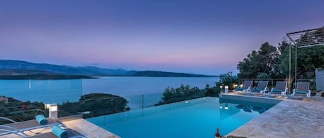 Una piscina a sfioro