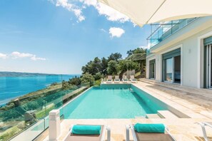 Una piscina con borde infinito