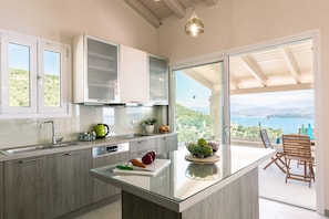 Mikrowelle, Geschirrspüler, Wasserkocher mit Kaffee-/Teezubehör