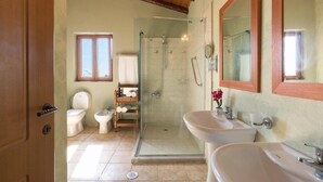 A bathroom with two sinks, a shower, and two toilets. - Villa Firefly by Villa Plus (Άγιος Στέφανος)