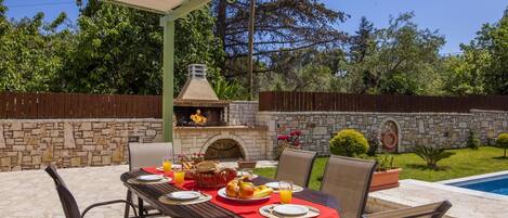 تناول الطعام بالخارج