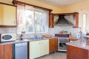 Microwave, dishwasher, coffee/tea maker