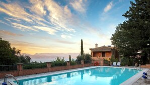 A swimming pool with a view of mountains and a sunset. - Villa Kalliopi by Villa Plus (Kokkini)