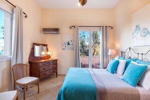 Une chambre à coucher avec un lit, une commode, une chaise et une fenêtre avec des rideaux.