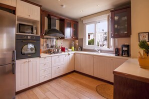 Microwave, dishwasher, coffee/tea maker