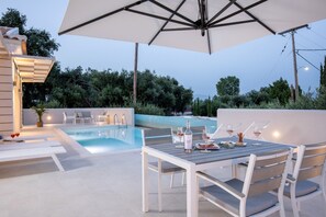 Outdoor dining - Villa Perlaki by Villa Plus (Kassiopi)