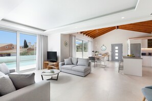 TV, ping pong - Villa Perlaki by Villa Plus (Kassiopi)