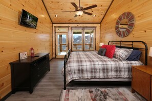 3 bedrooms, desk, travel cot, free WiFi