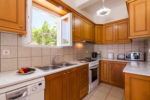 Micro-ondes, lave-vaisselle, cafetière/bouilloire