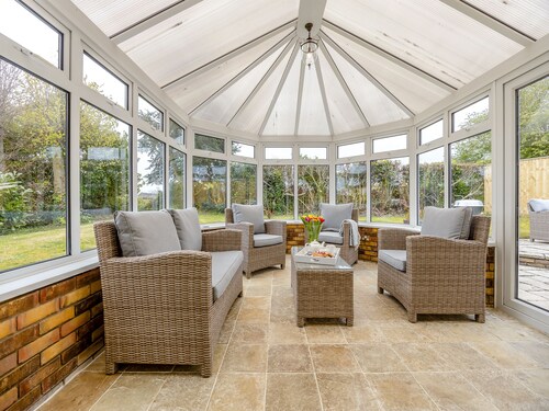 3 bedroom accommodation in Willoughby