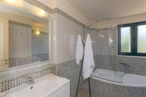 Hair dryer, towels - Villa Anna Maria by Villa Plus (Pyrgos Psilonerou)