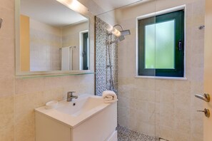 Hair dryer, towels - Villa Anna Maria by Villa Plus (Pyrgos Psilonerou)
