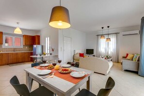 Smart TV - Villa Areva by Villa Plus (Panormos)