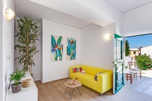 Smart-tv och ett bordtennisbord