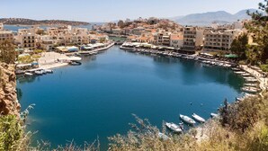 Une ville côtière dotée d’un port de plaisance, de bâtiments et, en arrière-plan, de montagnes.