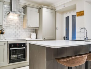 Forno, lavastoviglie, seggiolone, freezer