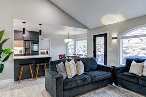 Smart TV, chimenea, reproductor de DVD y libros 