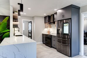 Réfrigérateur, micro-ondes, four, plaque de cuisson