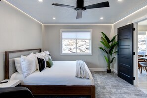 4 chambres, fer et planche à repasser, lit de bébé portatif