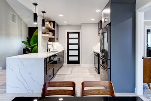 Refrigerador, microondas, horno y parrilla de estufa 