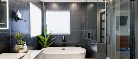 Combined shower/tub, hair dryer, bidet, towels