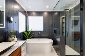 Combined shower/bathtub, hair dryer, bidet, towels