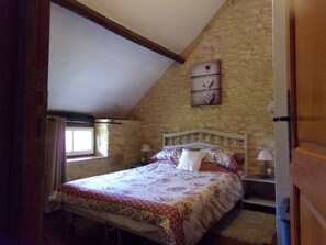 4 quartos, escrivaninha, ferros/tábuas de passar roupa, berço de viagem
