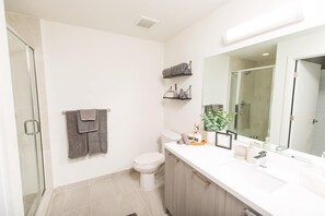Douche, sèche-cheveux, serviettes fournies, savon
