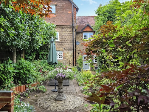 2 bedroom accommodation in Petworth, near Arundel