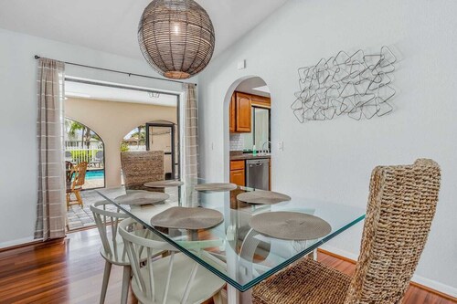 Waterfront Pool Home Canal Front in Quiet Area