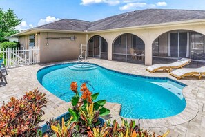 Outdoor pool, a heated pool - Waterfront Pool Home Canal Front in Quiet Area (Port Charlotte)