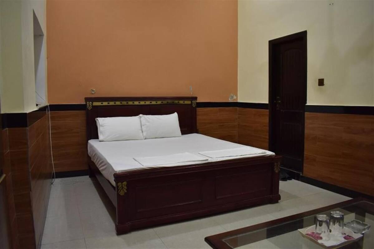 Chambre Deluxe Double ou avec lits jumeaux | Fer et planche à repasser, Wi-Fi gratuit, draps fournis