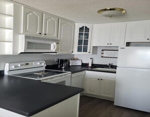 ثلاجة، ميكروويف، فرن، موقد طهي مسطح