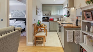 Un apartamento pequeño con kitchenette, comedor y un dormitorio.