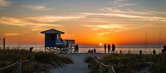 Spacious Updated 7 Min to Beach. Loaded w/amenities Private and fenced yard PETS