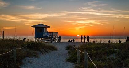 Spacious Updated 7 Min to Beach. Loaded w/amenities Private and fenced yard PETS