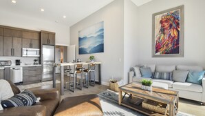 Un espacio habitable moderno con cocina, comedor y zona de estar.