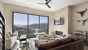 Smart TV, lareira, videogames, livros