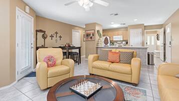 TV connectée, lecteur de DVD, baby-foot, table de tennis de table