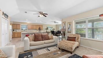 TV connectée, lecteur de DVD, baby-foot, table de tennis de table