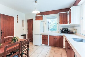 Kühlschrank, Ofen, Geschirrspüler, Kochgeschirr/Geschirr/Besteck