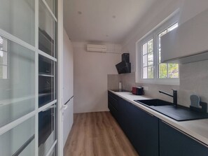 Fridge, oven, dishwasher, cookware/dishes/utensils