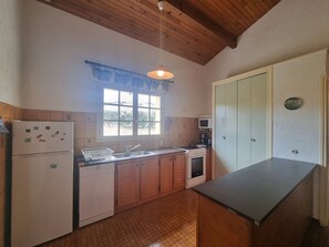 Een koelkast, een microgolfoven, een oven, een vaatwasser