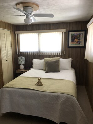 2 habitaciones, escritorio, tabla de planchar con plancha y wifi
