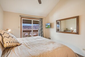 4 bedrooms, free WiFi, bed sheets, wheelchair access - Private Hot Tub! Close to Slopes! On Free Shuttle Route! (Steamboat Springs)