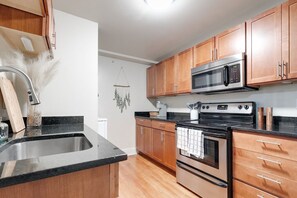 Een koelkast, een microgolfoven, een oven, een kookplaat