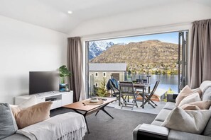 TV - Alpine Serenity Stunning lake and mountain views (Queenstown)