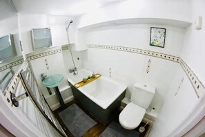 Lägenhet | Badrum | Badkar/dusch, djupt badkar, hårtork och handdukar